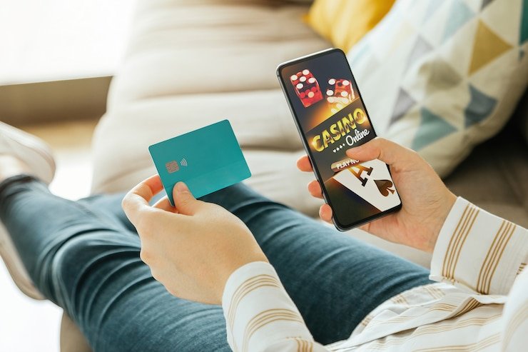 Pengguna login lewat smartphone dengan antarmuka simpel dan responsif di platform ajaib888